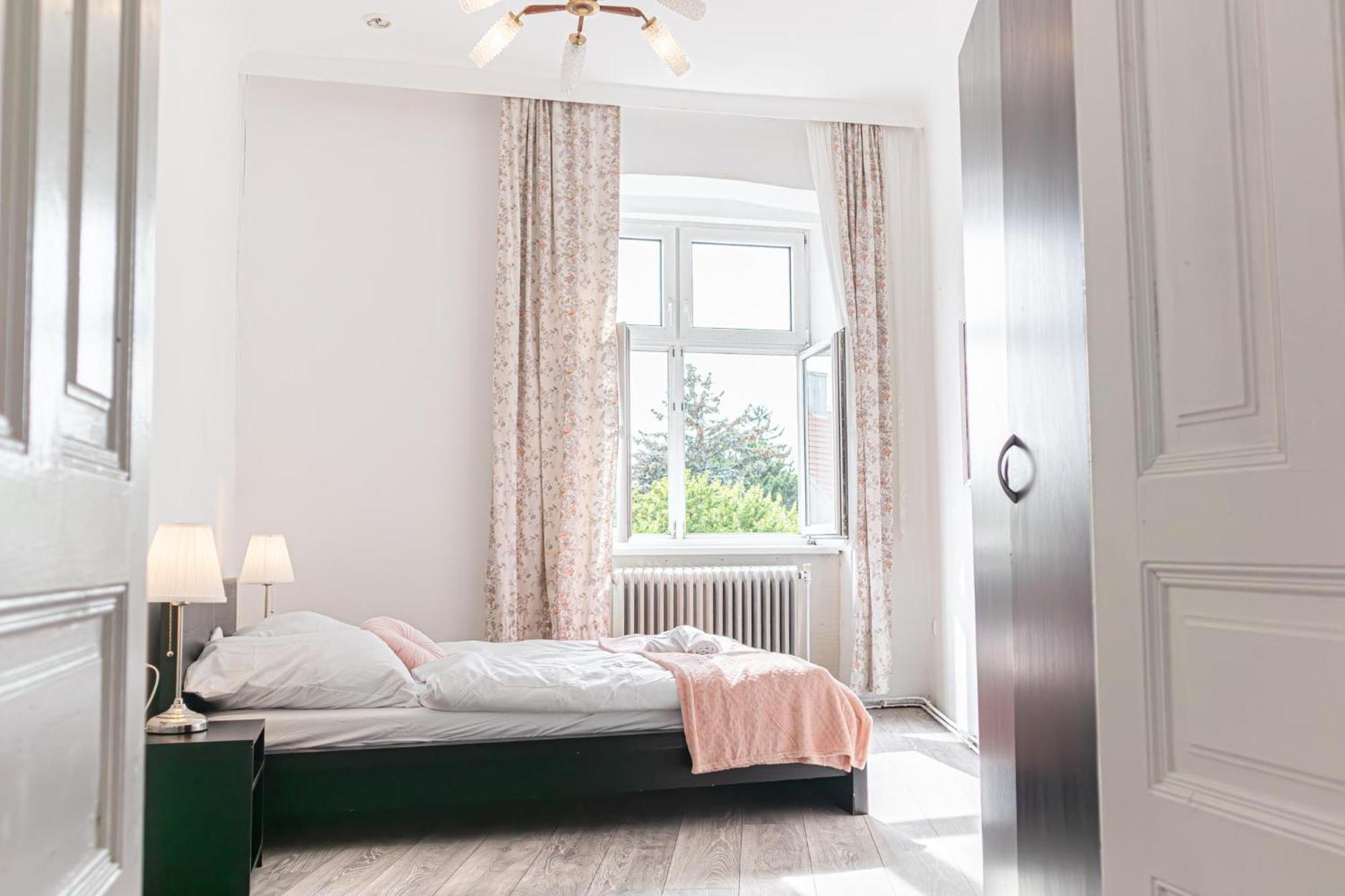 Apartment Convenient 2br Apt. Near U6 Station Am Schoepfwerk